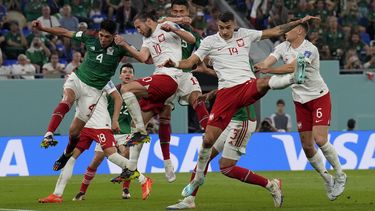 Manos de Ochoa salvan a México ante Polonia en el Mundial