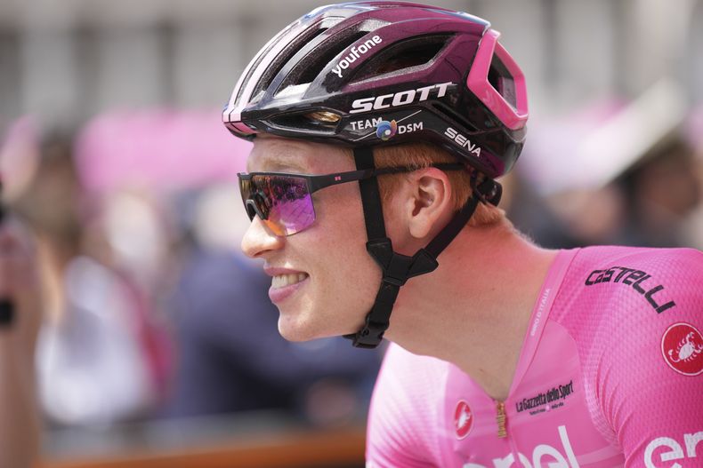 El noruego Andreas Leknessund con la maglia rosa de líder general durante la sexta etapa del Giro de Italia, el jueves 11 de mayo de 2023, en Nápoles. (Gian Mattia DAlberto/LaPresse vía AP)