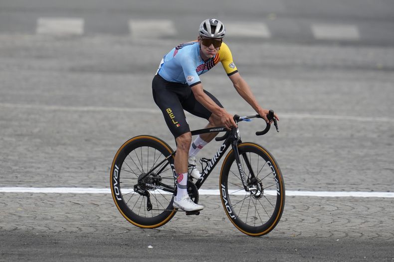 ARCHIVO - Remco Evenepoel, de Bélgica, celebra su victoria en la prueba masculina de ciclismo de ruta en los Juegos Olímpicos de Verano de 2024, el sábado 3 de agosto de 2024, en París, Francia. (AP Foto/Dar Yasin, Archivo)