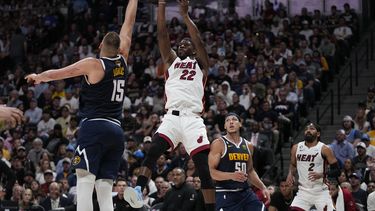 El alero del Heat de Miami Jimmy Butler lanza el balón frente al pívot de los Nuggets de Denver Nikola Jokic en el juego 2 de las Finales de la NBA el domingo 4 de junio del 2023. (AP Foto/Mark J. Terrill, Pool)