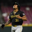 El dominicano Gregory Soto, de los Piratas de Pittsburgh, festeja tras poner fin al duelo ante los Rojos de Cincinnati, el sábado 1 de agosto de 2026 (AP Foto/Tanner Pearson)
