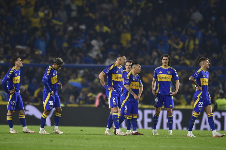 Los jugadores de Boca Juniors tras el primer tiempo de su partido contra Cruzeiro de Brasil en los octavos de final de la Copa Libertadores, el jueves 15 de agosto de 2024. (AP Foto/Gustavo Garello)