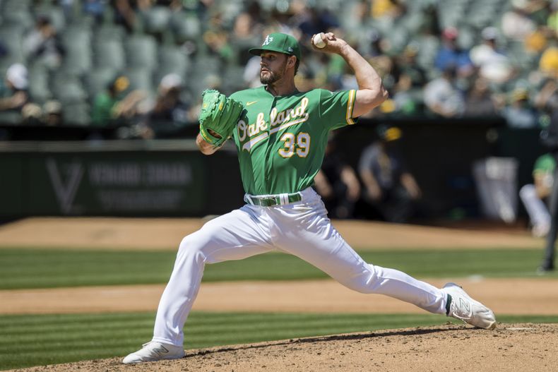 Kyle Muller, abridor de los Atléticos de Oakland, hace un lanzamiento en el juego del sábado 29 de abril de 2023, ante los Rojos de Cincinnati (AP Foto/John Hefti)