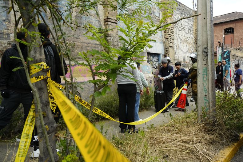 Estudiantes son escoltados por fuerzas de seguridad afuera del Colegio Nacional Internado Barros Arana (INBA) debido a un incendio en Santiago de Chile, el miércoles 23 de octubre de 2024. (AP Foto/Esteban Félix)