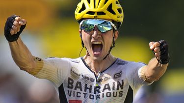 El español Pello Bilbao cruza la línea de meta al ganar la décima etapa del Tour de Francia entre Vulcania e Issoire en Francia el martes 11 de julio del 2023. (AP Foto/Daniel Cole)
