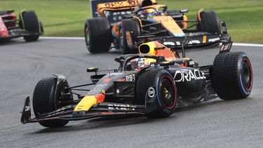 El piloto holandés de Red Bull Max Verstappen por delante del australiano de McLaren Oscar Piastri en la carrera sprint del Gran Premio de Bélgica en Spa-Francorchamps el sábado 29 de julio del 2023. (AP Foto/Geert Vanden Wijngaert)
