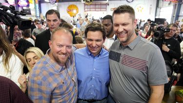 ARCHIVO - El gobernador de Florida, Ron DeSantis, centro, posa para la foto con partidarios durante un acto de recaudación de fondos para el legislador republicano Randy Feenstra, 13 de mayo de 2023, en Sioux Center, Iowa. DeSantis comienza su campaña presidencial en Iowa al inicio de una semana en la que irá a 12 ciudades de tres estados y pondrá a prueba su mensaje de que es el oponente republicano más poderoso al expresidente Donald Trump, con quien compite por la candidatura presidencial de 2024. (AP Foto/Charlie Neibergall. File)