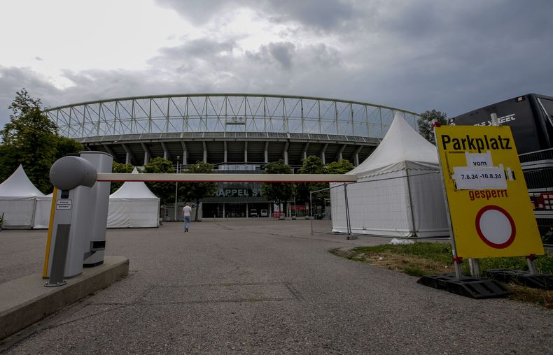 Una vista exterior del estadio Ernst Happel en Viena el jueves 8 de agosto de 2024. Los organizadores de tres conciertos de Taylor Swift en el estadio de Viena esta semana los cancelaron el miércoles después de dos arrestos por un aparente complot para lanzar un ataque contra un evento en el área de Viena como los conciertos. (Foto AP/Heinz-Peter Bader)