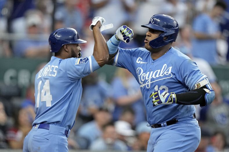Salvador Pérez, derecha, de los Reales de Kansas City, celebra con Edward Olivares (14) después de batear un cuadrangular solitario durante la segunda entrada del juego de béisbol en contra de los Cardenales de San Luis, el viernes 11 de agosto de 2023, en Kansas City, Missouri. (AP Foto/Charlie Riedel)