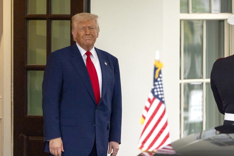 El presidente Donald Trump observa cómo el primer ministro de Israel, Benjamin Netanyahu, se va de la Casa Blanca, el lunes 7 de abril de 2025, en Washington. (AP Foto/Mark Schiefelbein)