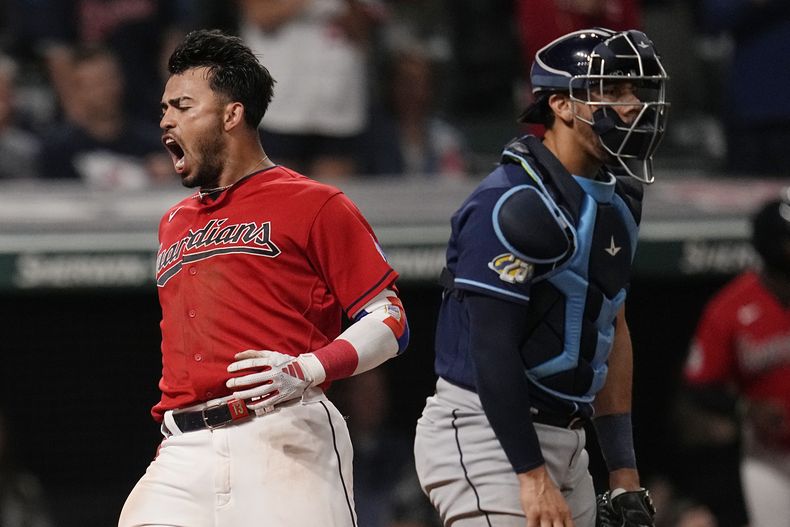 El venezolano Gabriel Arias de los Guardianes de Cleveland hace un grito mientras anota ante el receptor venezolano René Pinto de los Rays de Tampa Bay durante el séptimo episodio del juego en Cleveland. Viernes 1 de septiembre de 2023. (AP Foto/Sue Ogrocki)