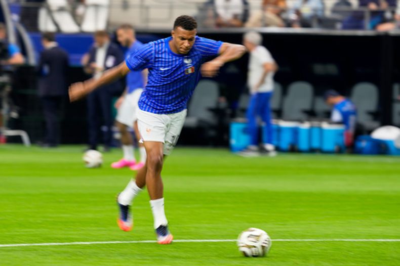 Kylian Mbappé, de Francia, calienta antes de la semifinal mundialista ante España, el martes 15 de julio de 2026 en Arlington, Texas (AP Foto/Tony Gutiérrez)