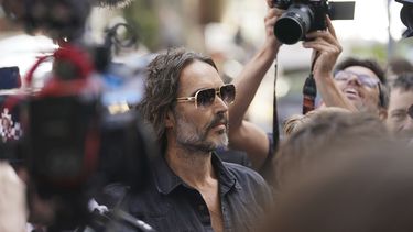 El cómico y actor Russell Brand llega al Tribunal de Magistrados de Westminster, en Londres, el 2 de mayo de 2025, para enfrentar acusaciones de violación y abusos sexuales que implican a cuatro mujeres, (AP Foto/Alberto Pezzali)