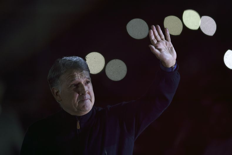 El técnico Gerardo Martino durante la despedida de Maxi Rodríguez en el estadio Marcelo Bielsal, el sábado 24 de junio de 2023, en Rosario, Argentina. (AP Foto/Nicolás Aguilera)