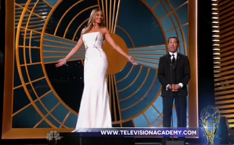 La colombiana Sofía Vergara protagonizó el momento más polémico de la 66 edición de la ceremonia de entrega de los Emmy al ejercer de mujer objeto en una broma sobre el escenario del teatro Nokia de Los Ángeles que no hizo gracia a muchos espectadores.