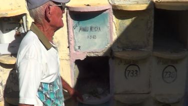 americateve | Se roban los mármoles, las argollas de bronces, y hasta la cruces. Y lo peor, vandalizan los cadáveres, se llevan los huesos para un macabro comercio