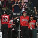 Tristan Peters, de los Medias Blancas de Chicago (29), celebra con su compañero de equipo Munetaka Murakami (5) en el dugout tras conectar un jonrón de dos carreras durante la séptima entrada de un partido de béisbol contra los Atléticos, en Chicago, el viernes 10 de julio de 2026. (Foto AP/Paul Beaty)