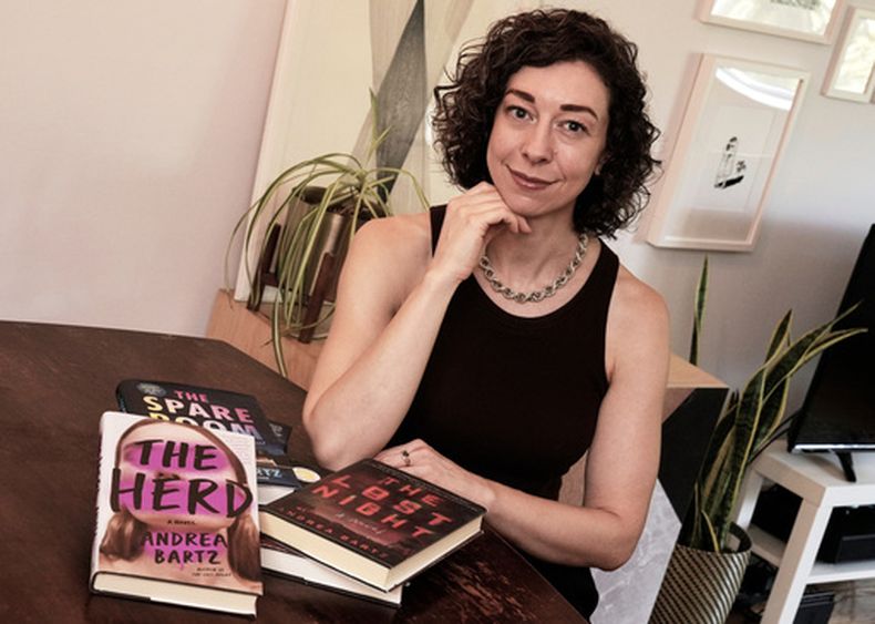 ARCHIVO - La novelista de suspenso Andrea Bartz es fotografiada en su casa, en el distrito de Brooklyn en Nueva York, el 4 de septiembre de 2025. (Foto AP/Richard Drew, archivo)