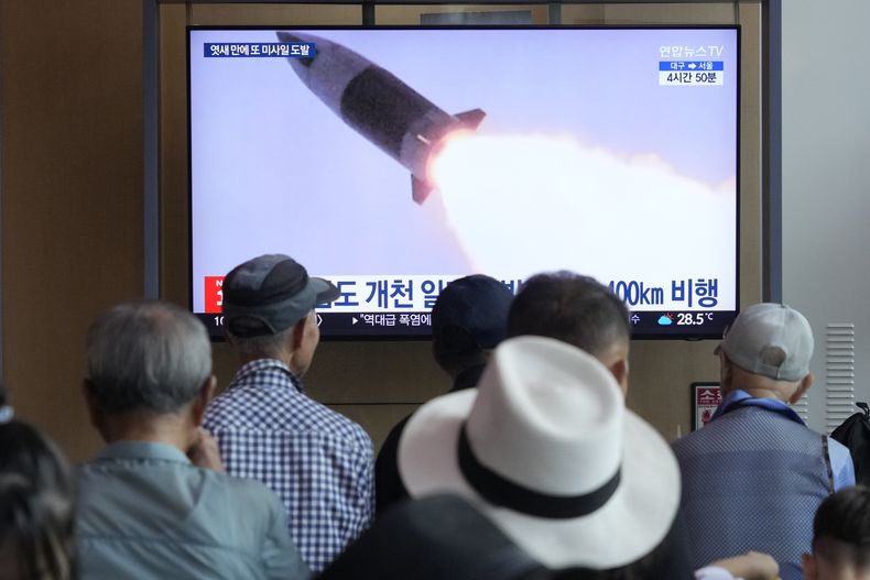 Una pantalla de televisión en la estación de trenes de Seúl, muestra una imagen de archivo de un lanzamiento de misil norcoreano durante un programa noticioso, el miércoles 18 de septiembre de 2024, en Seúl, Corea del Sur. (AP Foto/Ahn Young-joon)