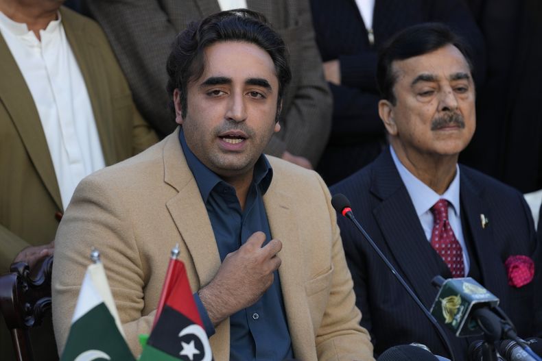 Bilawal-Bhutto Zardari, izquierda, presidente del Partido del Pueblo Pakistaní, habla en una conferencia de prensa sobre las elecciones parlamentarias en Islamabad, Pakistán, el martes 13 de febrero de 2024. (AP Foto/Anjum Naveed)