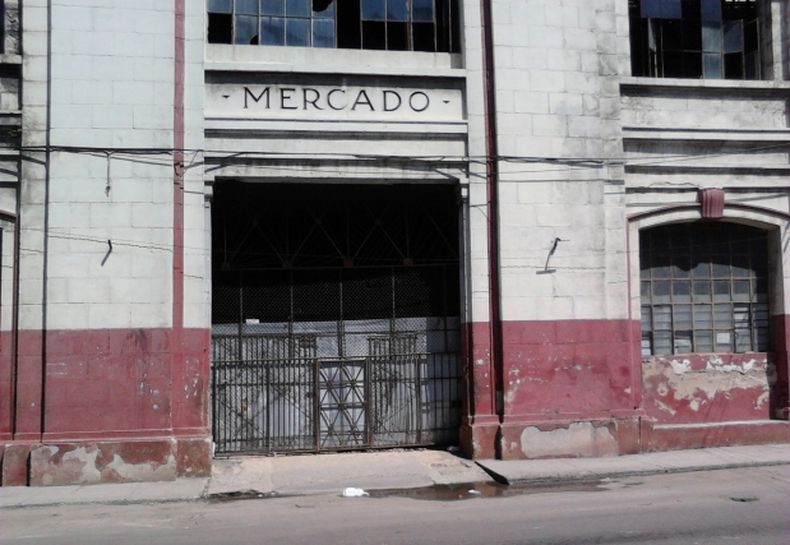 Primero fue el de Cuatro Caminos, ahora el de la calle Tulipán, en Nuevo Vedado. Se diría que es una venganza oficial contra establecimientos que aventajaron al resto de las modalidades de comercialización.