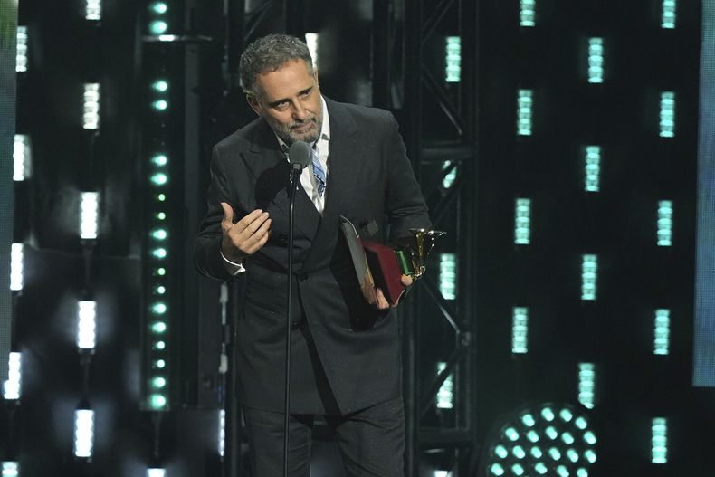 Jorge Drexler recibe el premio a la canción del año en la ceremonia del Latin Grammy el jueves 14 de noviembre de 2024, en Miami. (Foto AP/Lynne Sladky)