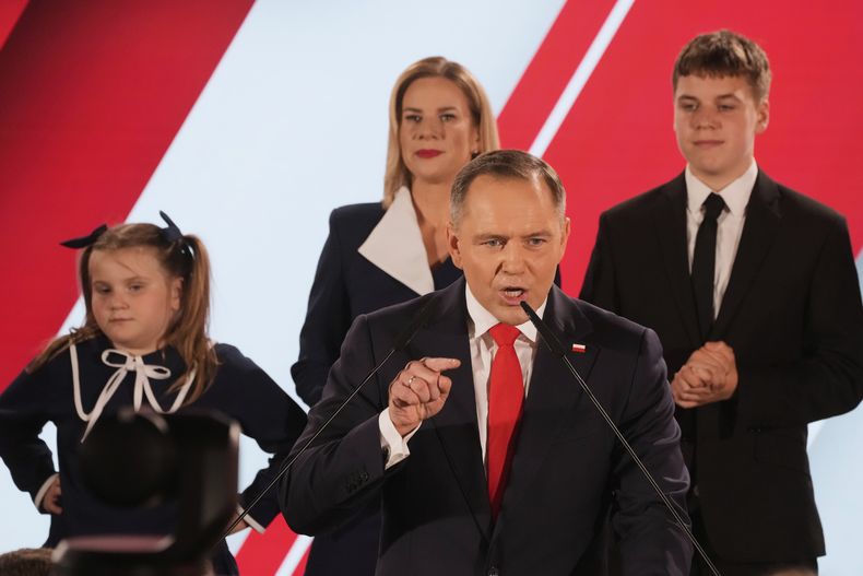 El candidato presidencial Karol Nawrocki, un historiador conservador con apoyo del partido derechista Ley y Justicia, se dirige a sus simpatizantes desde su sede de campaña después de la segunda vuelta electoral, el domingo 1 de junio de 2025, en Varsovia. (AP Foto/Czarek Sokolowski)