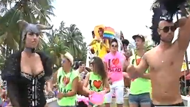 americateve | Ayer se celebró en Miami Beach el desfile por el orgullo gay, en el que Gloria Estefan fue maestra de ceremonias.
