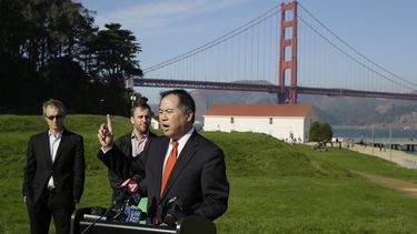 americateve | El legislador estatal Phil Ting (en el podio) habla en contra del plan de cobrarle cuota a los peatones y ciclistas que crucen el puente Golden Gate (al fondo), durante una conferencia de prensa el martes 25 de noviembre de 2014, en Crissy Field, San Fran