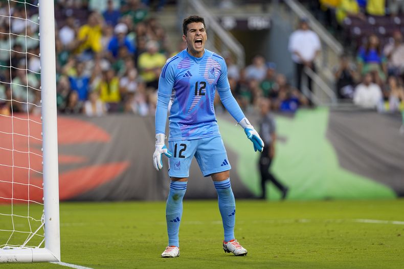 El portero de México Julio González durante un partido amistoso ante Brasil, el sábado 8 de junio en el estadio Kyle Field en College Station, Texas. (AP Foto/Julio Cortez)