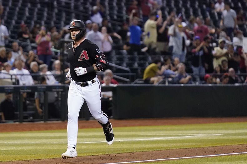 Christia Walker, de los Diamondbacks de Arizona, recorre las bases luego de conectar un jonrón en el juego del miércoles 31 de mayo de 2023, ante los Rockies de Colorado (AP Foto/Ross D. Franklin)