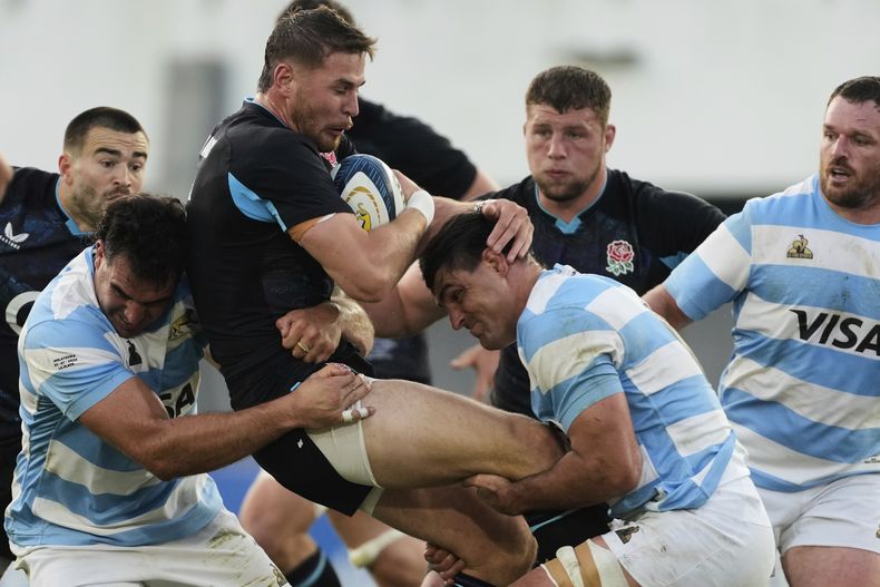 Freddie Steward, de Inglaterra, es derribado por Pablo Matera (derecha) y Lucas Paulos, de Argentina, en un duelo de rugby realizado el sábado 5 de julio de 2025, en la Plata (AP Photo/Gustavo Garello)