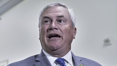 El presidente de la Comisión de Supervisión y Reforma de la Cámara de Representantes, el republicano James Comer, habla con la prensa antes de la deposición del exsecretario de Justicia, Bill Barr, el lunes 18 de agosto de 2025, en Washington. (AP Foto/Mariam Zuhaib)