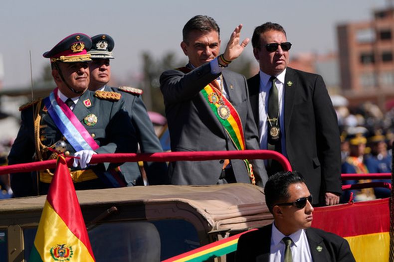 El presidente Rodrigo Paz, en el centro, saluda junto al comandante de las Fuerzas Armadas, el general Víctor Hugo Valderrama, a la izquierda, durante un desfile militar con motivo del 201.º aniversario del Ejército boliviano en El Alto, Bolivia, el viernes 7 de agosto de 2026. (Foto AP/Juan Karita)