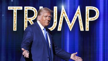 El presidente electo de Estados Unidos, Donald Trump, sube al escenario para pronunciar un discurso en los FOX Nation Patriot Awards, el 5 de diciembre de 2024, en Greenvale, Nueva York. (AP Foto/Heather Khalifa)