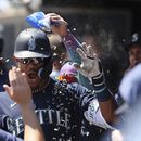 Julio Rodríguez de los Marineros de Seattle celebra tras conectar un jonrón ante los Mellizos de Minnesota, el miércoles 26 de julio de 2023, enn Minneapolis. (AP Foto/Stacy Bengs)