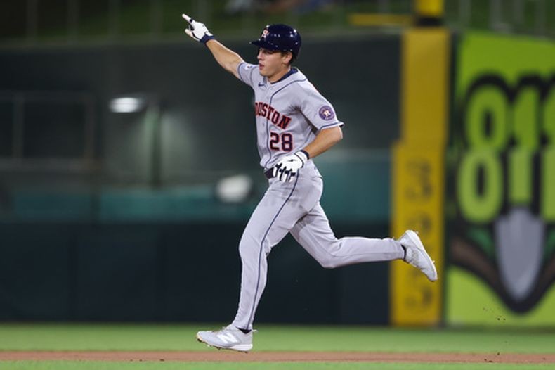 El pelotero Lucas Spence, de los Astros de Houston, trota alrededor de las bases tras conectar un cuadrangular solitario durante la séptima entrada de un partido de béisbol contra los Atléticos, el 24 de septiembre de 2026, en West Sacramento, California. (Foto AP/Scott Marshall)