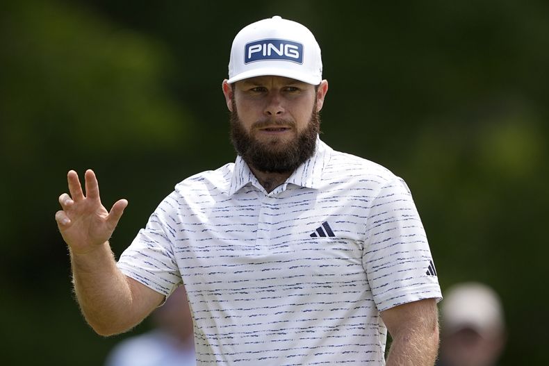 El inglés Tyrrell Hatton agradece los aplausos luego de conseguir un birdie en la segunda ronda del Wells Fargo Championship, el viernes 5 de mayo de 2023, en Charlotte, Carolina del Norte (AP Foto/Chris Carlson)
