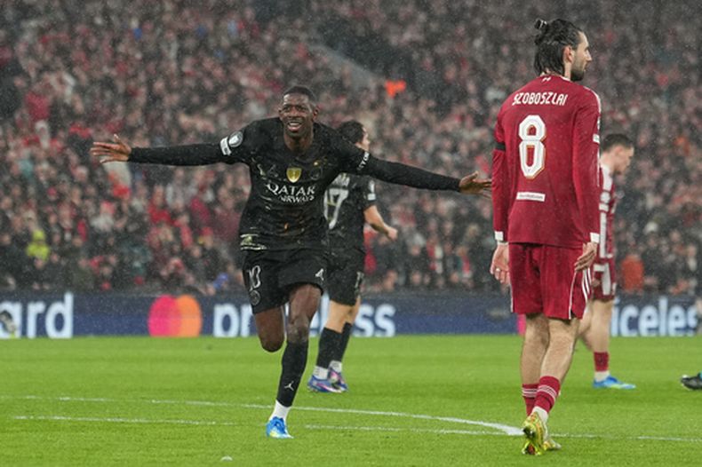 Ousmane Dembélé celebra tras marcar un gol para el Paris Saint-Germain en el partido de vuelta contra Liverpool en los cuartos de final de la Liga de Campeones, el martes 14 de abril de 2026, en Liverpool. (AP Foto/Jon Super)