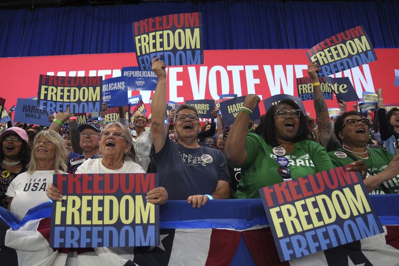 Partidarios de la vicepresidenta y candidata demócrata a la presidencia Kamala Harris vitorean durante su discurso en un acto de campaña en el PA Farm Show Complex and Expo Center, el miércoles 30 de octubre de 2024 en Harrisburg, Pensilvania. (AP Foto/Matt Rourke)