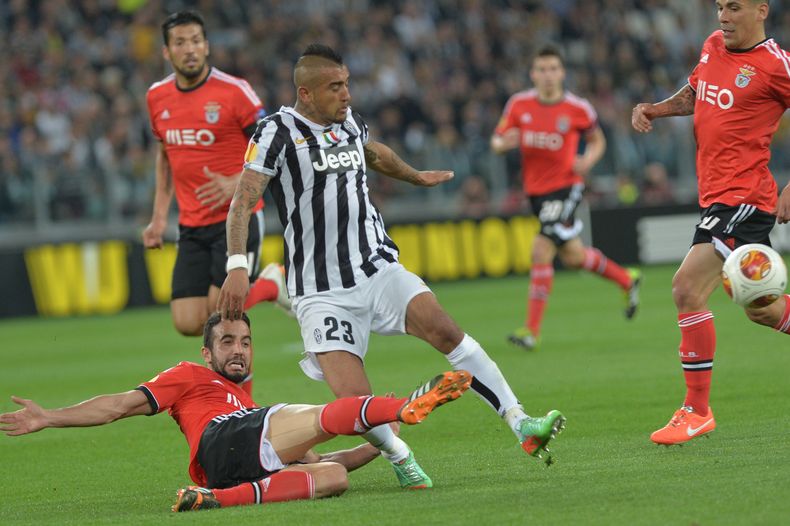 El jugador chileno de la Juventus, Arturo Vidal, centro, disputa un bal&oacute;n con un jugador del Benfica en un partido por la Liga Europa el jueves, 1 de mayo de 2014, en Tur&iacute;n, Italia.(AP Photo/ Massimo Pinca)