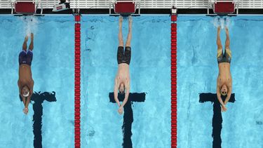 El puertorriqueño Yeziel Morales, a la izquierda, compite en su heat eliminatorio de los 200 metros estilo dorso con el neozelandés Kane Follows, al centro, y Se-Bom Lee, de Australia, el miércoles 31 de julio de 2024, en Nanterre, Francia. (AP Foto/David J. Phillip)