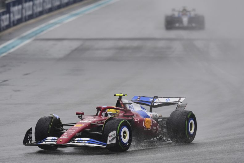 El piloto de Ferrari Lewis Hamilton de Gran Bretaña participa en una vuelta de coche de seguridad antes de la carrera Sprint en el Gran Premio de Fórmula Uno de Miami, el sábado 3 de mayo de 2025, en Miami Gardens, Florida.(Foto AP/Rebecca Blackwell)