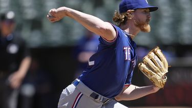 Jon Gray, pitcher de los Rangers de Texas, labora ante los Atléticos de Oakland en el juego del sábado 13 de mayo de 2023 (AP Foto/Jeff Chiu)
