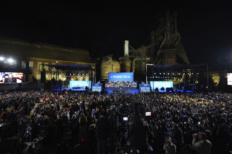 La vicepresidenta y candidata demócrata Kamala Harris en un acto de campaña en Carrie Blast Furnaces en Pittsburgh, el lunes 4 de noviembre de 2024. (AP Foto/Gene J. Puskar)