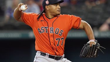 Astros lanzan 2 innings inmaculados y vencen a Rangers