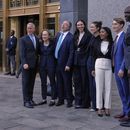 Los abogados de Sean Diddy Combs, incluidos, de izquierda a derecha, Brian Steel, Alexandra Shapiro, Marc Agnifilo y Teny Garagos, Anna Estevao, Nicole Westmoreland, Jason Driscoll y Xavier Donaldson, extrema derecha, posan para una foto de grupo frente a un tribunal federal de Manhattan después de que a Combs se le negó una fianza tras ser declarado culpable de delitos relacionados con la prostitución, pero fue absuelto de cargos de tráfico sexual y crimen organizado, el miércoles 2 de julio de 2025, en Nueva York. (AP Foto/Yuki Iwamura)