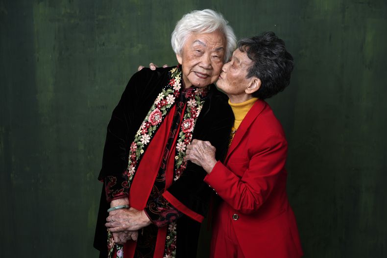 Yi Yan Fuei, izquierda, y Zhang Li Hua posan para un retrato en el almuerzo de nominados de la 96a entrega anual de los Premios de la Academia el lunes 12 de febrero de 2024, en el Hotel Beverly Hilton en Beverly Hills, California. (Foto AP/Chris Pizzello)