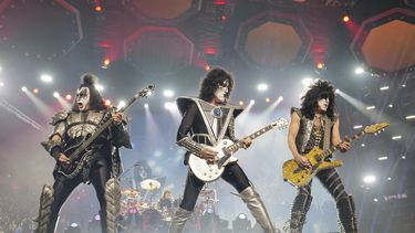 FILE - Gene Simmons, de izquierda a derecha, Tommy Thayer, y Paul Stanley de KISS se presentan en el último concierto de la gira de despedida Kiss Farewell Tour en el Madison Square Garden en Nueva York el 2 de diciembre de 2023. (Foto Evan Agostini/Invision/AP, archivo)