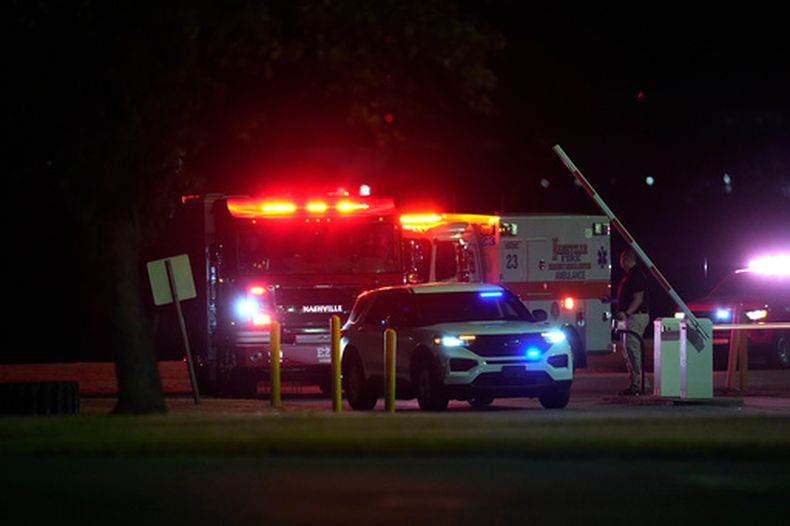 Vehículos de emergencia llegan a la Institución de Máxima Seguridad Riverbend tras la suspensión de la ejecución de Christa Pike el miércoles 30 de septiembre de 2026, en Nashville, Tennessee. (Foto AP/George Walker IV)